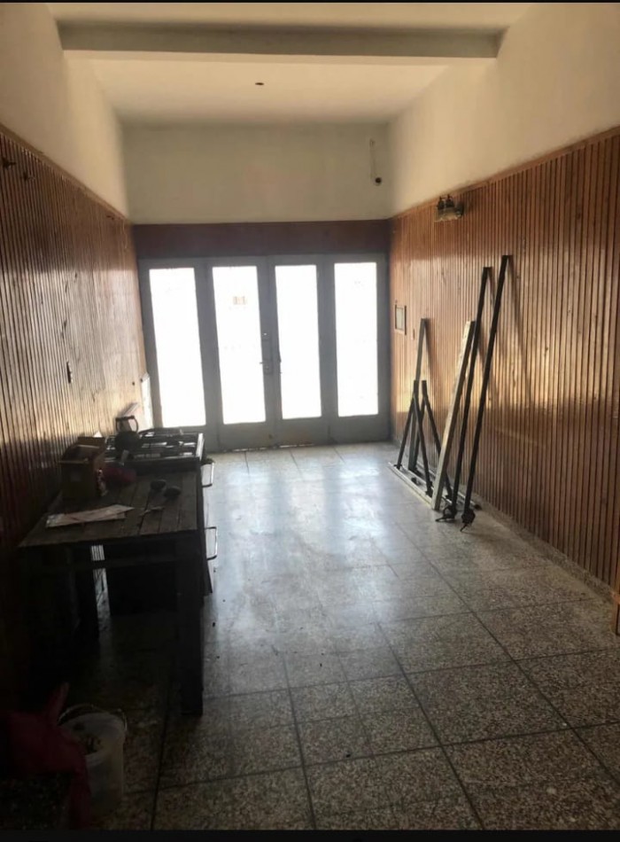 casa de 3 ambientes, con local y garaje y fondo libre, Villa Madero.