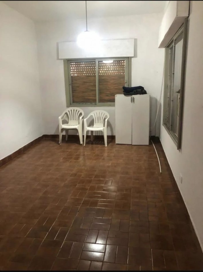 casa de 3 ambientes, con local y garaje y fondo libre, Villa Madero.
