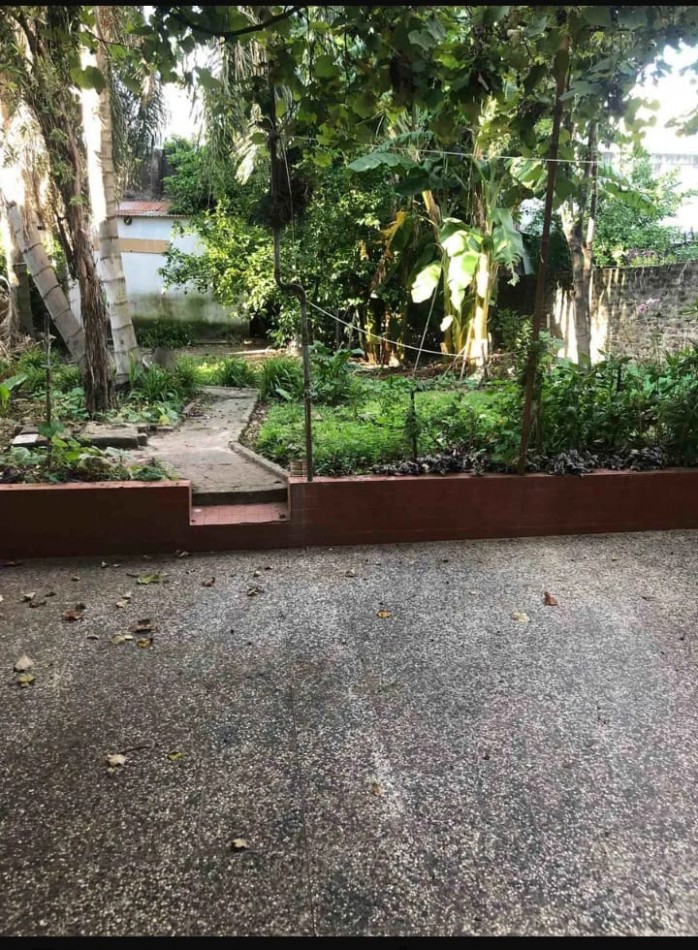 casa de 3 ambientes, con local y garaje y fondo libre, Villa Madero.