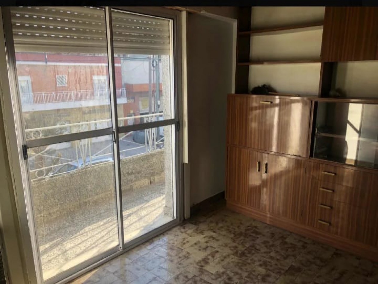 casa de 3 ambientes, con local y garaje y fondo libre, Villa Madero.