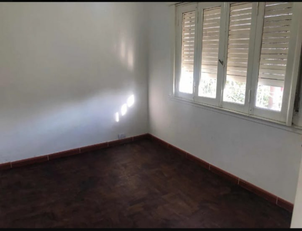 casa de 3 ambientes, con local y garaje y fondo libre, Villa Madero.