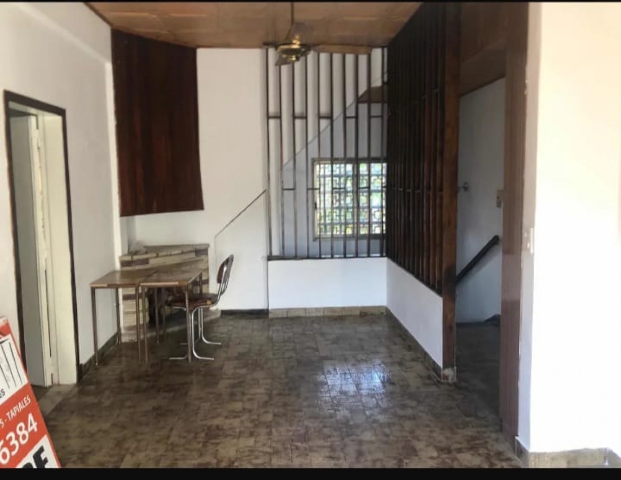 casa de 3 ambientes, con local y garaje y fondo libre, Villa Madero.