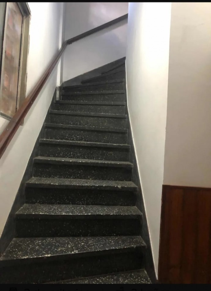 casa de 3 ambientes, con local y garaje y fondo libre, Villa Madero.