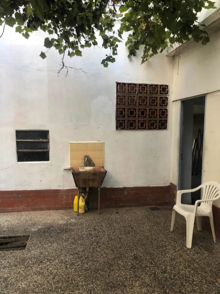casa de 3 ambientes, con local y garaje y fondo libre, Villa Madero.
