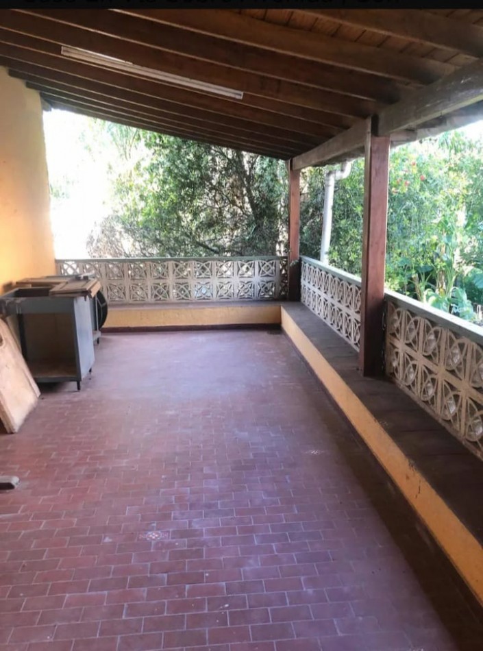 casa de 3 ambientes, con local y garaje y fondo libre, Villa Madero.