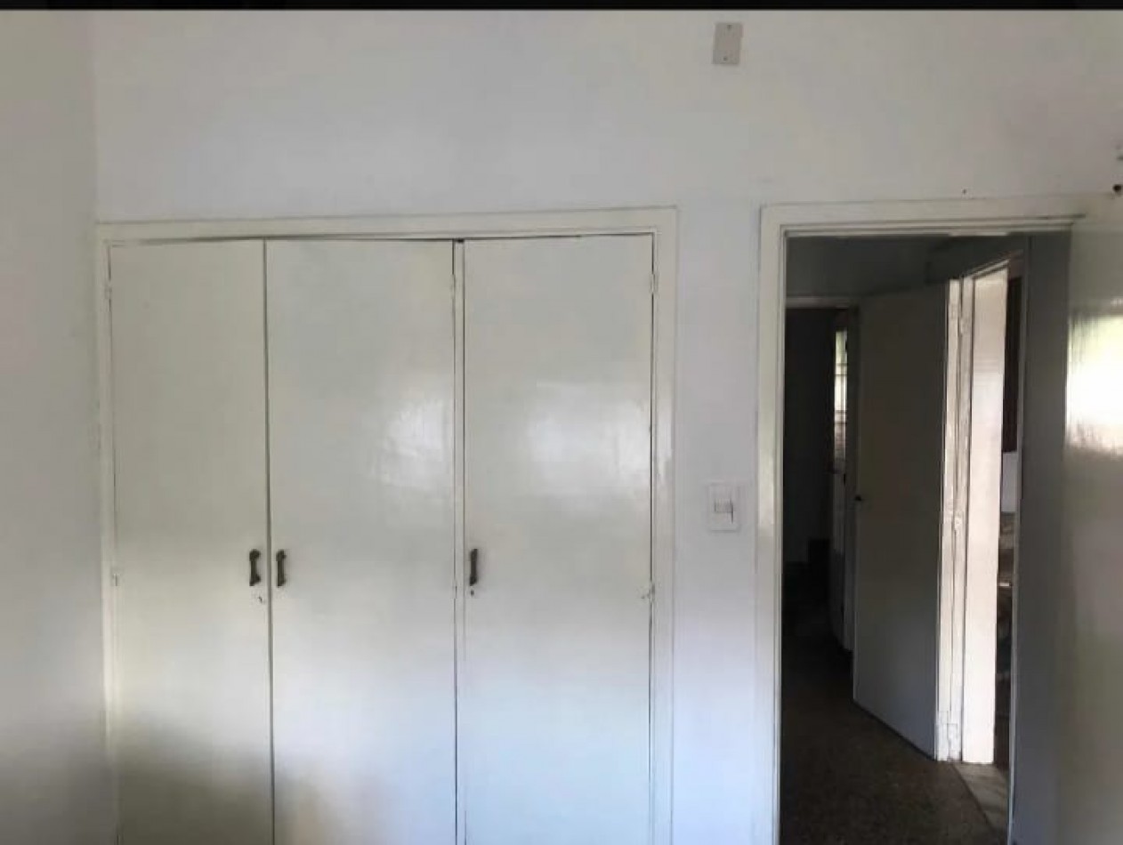 casa de 3 ambientes, con local y garaje y fondo libre, Villa Madero.