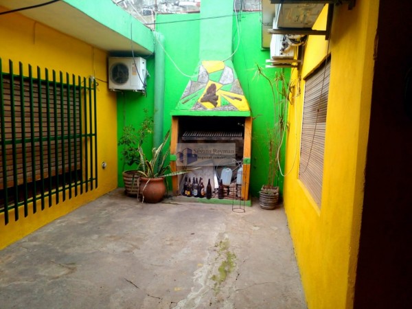 casa de 5 ambientes, en Isidro Casanova.